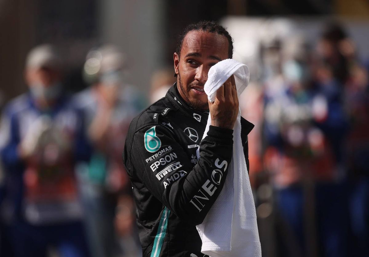 Lewis Hamilton uitzinnig na zwaar weekend met perfect einde: ‘Alles zat tegen, maar ik gaf niet op’