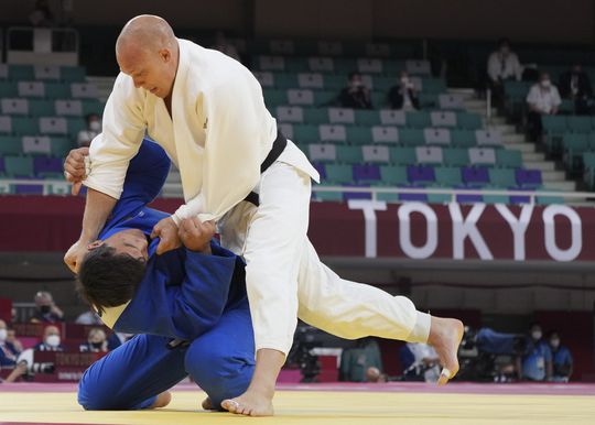 Henk Grol flikt 't weer en leidt Nederlandse judoploeg naar halve finale