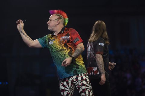 Peter Wright bijt snel door en maakt er een vliegensvlug WK-potje van tegen Ryan Searle