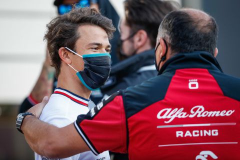 Het stoeltje bij Alfa Romeo: is-ie voor De Vries, of toch voor F2-talent Zhou?