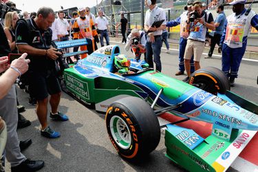 Schumacher junior rijdt ererondje in legendarische auto van Michael