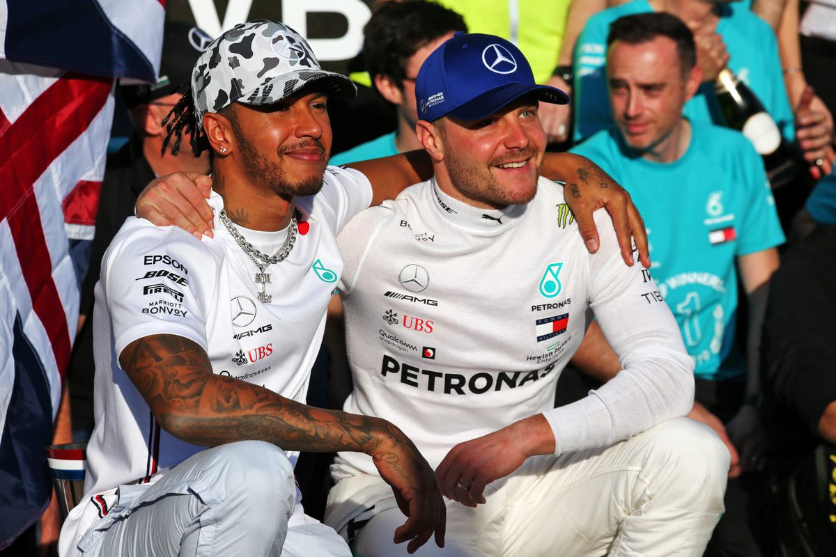 Valtteri Bottas is dus echt de ideale wingman: 'Ik wil altijd Lewis Hamilton als teamgenoot'
