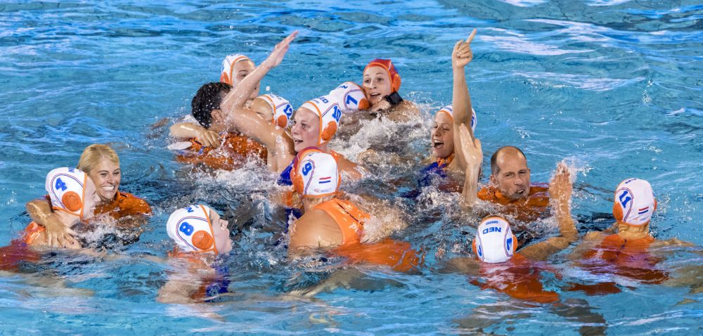 Waterpolodames voor eigen publiek onderuit tegen Italië