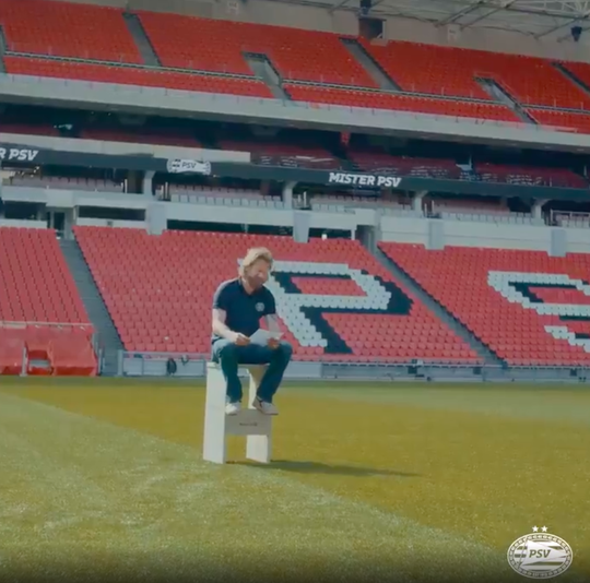 🎥 | Björn van der Doelen spreekt jarige koning toe: 'Weet dat je voor Ajax bent...'