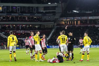 Seuntjens kwaad na 2e gele kaart: 'Ik hoop dat Ajax kampioen wordt' (video)