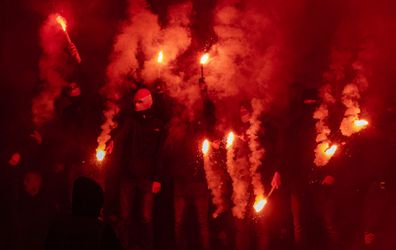 🎥 🎆 | Traditie in Rotterdam: Feyenoordfans steken vuurwerk af in aanloop naar Klassieker