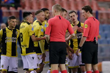 KNVB wil VAR-beelden mogelijk nog dit seizoen in stadion aan fans laten zien