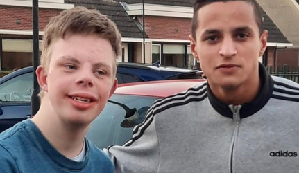 📸 | Mooi! Ihattaren komt hoogstpersoonlijk shirt overhandigen aan jonge fan