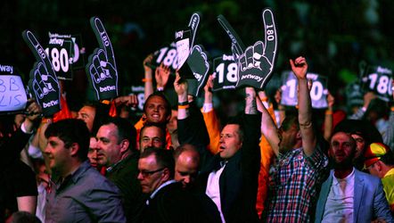 In een voetbalshirt naar de Premier League Darts? Dan kom je niet binnen