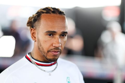 Gezellig bij Mercedes! Lewis Hamilton: 'Dit is de slechtste auto waarin ik hier ooit reed'