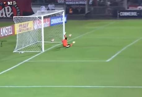 HAHA! Sukkelige blunder van keeper kost Paranaense de kop (video)