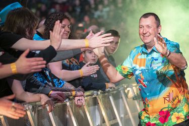 🎥💨 | Voormalig darts-held Wayne Mardle BLAAST een pijl in de dubbel en wint