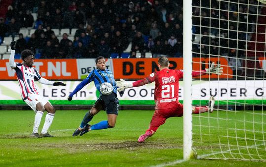 Koploper Ajax knokt zich in waterfestijn tegen Willem II naar 3 punten