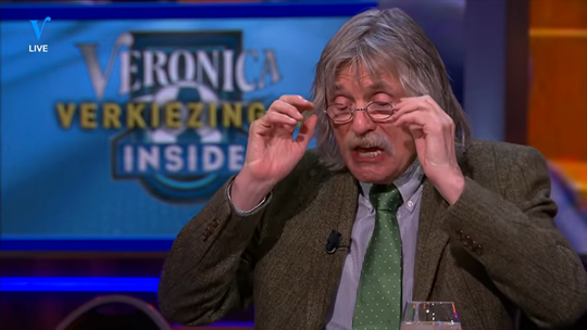 🎥 | Het is wel duidelijk op wie Johan Derksen NIET gaat stemmen: 'Klaar met dat gemekker, wat een lul is dat zeg'