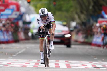 Remco Evenepoel geeft Jumbo-Visma weer het nakijken in tijdrit Vuelta, Filippo Ganna wint
