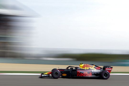 Verstappen schuift in de boarding en is klaar met 1e vrije training (video)