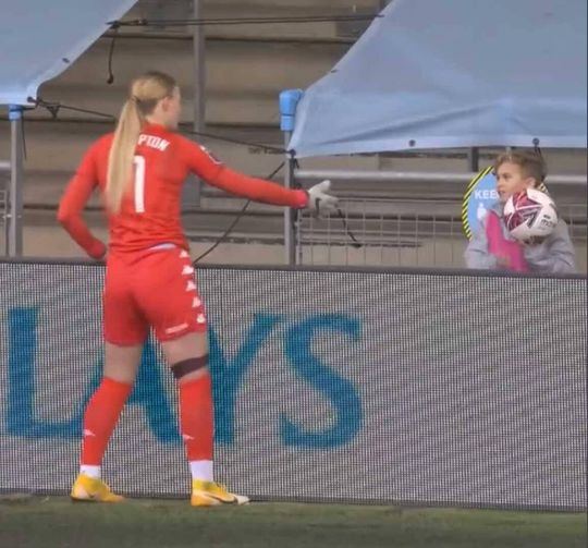 🎥 Haha! Ballenjongen weigert bal te geven aan Aston Villa-keepster Hannah Hampton