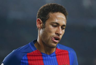 Boze Barça-'fan' is klaar met Neymar en verbrandt zijn shirt (video)
