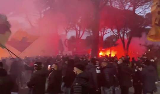 🎥 | Fans van Lazio en AS Roma steunen hun clubs in aanloop naar derby