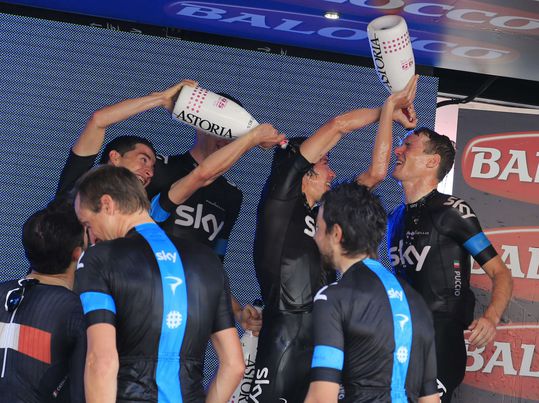 Team Sky verder onder vuur door vage verklaringen teamarts