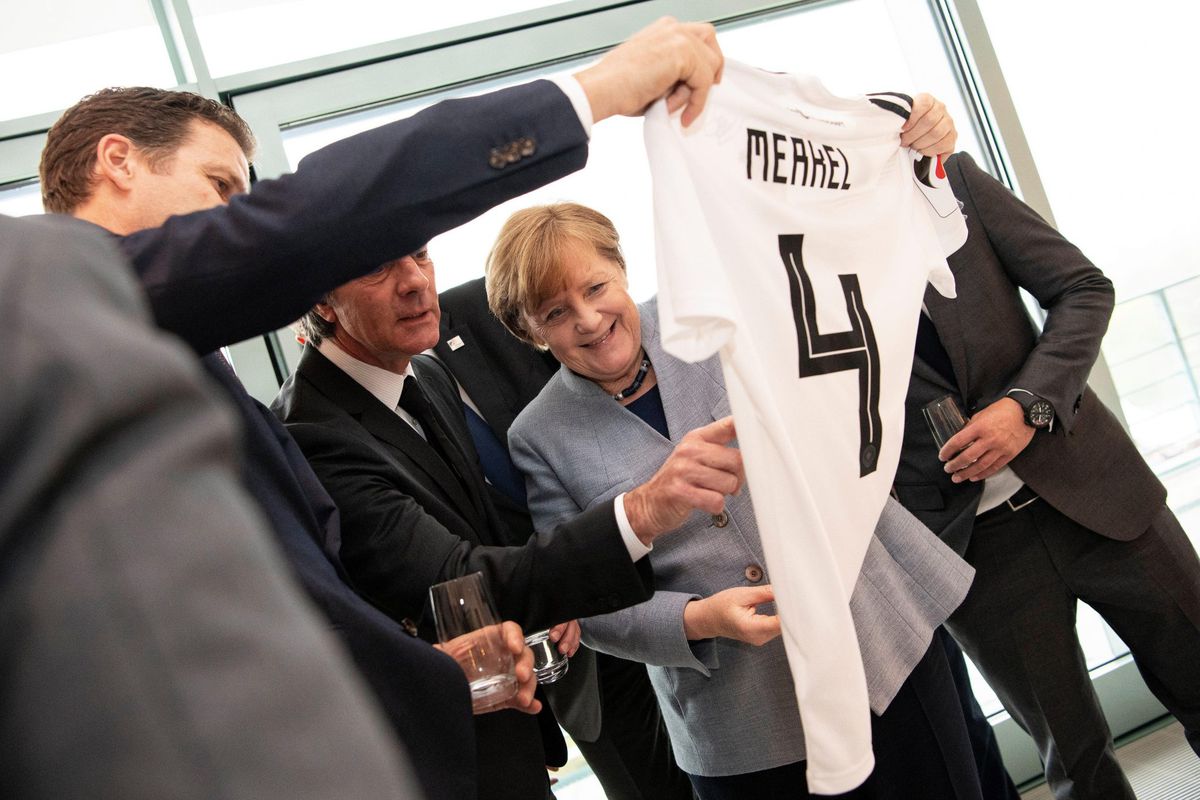 Angela Merkel, de grote baas van Duitsland, krijgt rugnummer 4 van bondscoach Löw