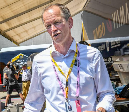 Algemeen directeur Jumbo-Visma slaat salontafel in 2 stukken tijdens slotetappe Giro