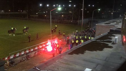 'Fans' van Helmond Sport slaan door en bekogelen politie met stenen en vuurwerk (video)