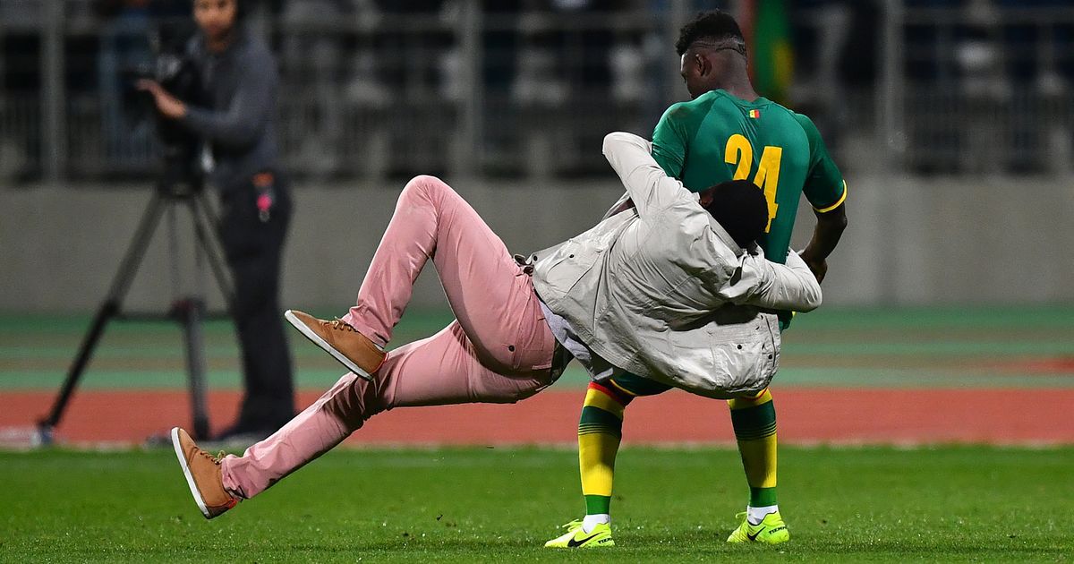 WHUT!? Ivoorkust-Senegal gestaakt vanwege rellende fans (video's)