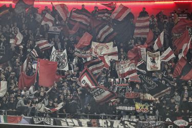 Video: zo beleefden 3800 uitzinnige Ajax-fans het duel met Bayern in het uitvak