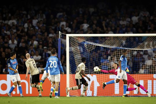 🎥 | Davy Klaassen kopt Ajax op aangeven van Calvin Bassey terug in de wedstrijd bij Napoli