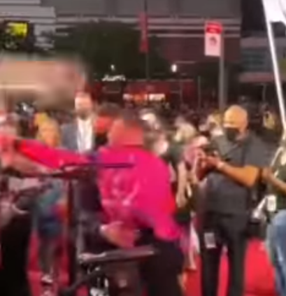 🎥 | Conor McGregor flipt bij MTV-gala als bekende rapper foto met hem weigert