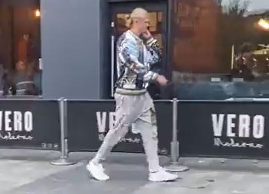 🎥| United-fan komt Haaland tegen op straat: 'Kom volgend seizoen naar Old Trafford!'