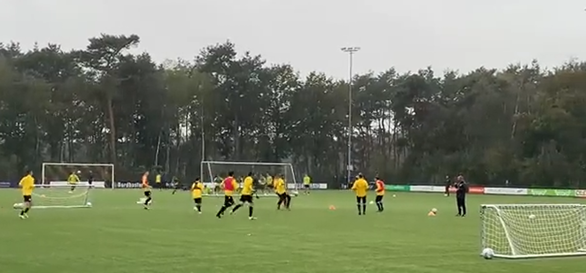 🎥 | Oussama Tannane meldt zich braaf bij Vitesse Onder 21 voor ochtendtraining in de regen