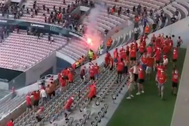 'Vuurwerkoorlog' tussen fans Nice en Köln leidt tot 32 gewonden