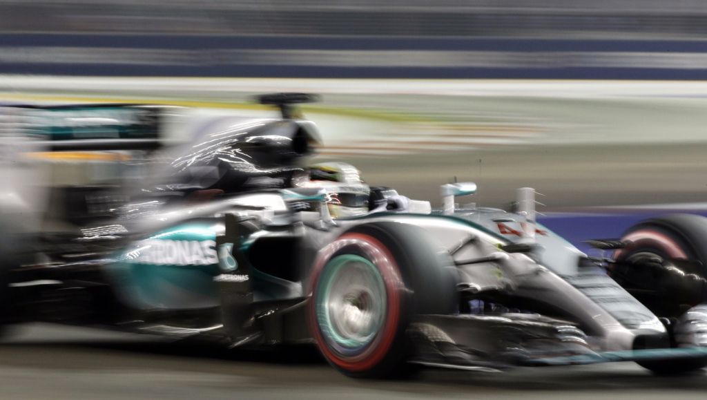 Lewis Hamilton baalt van banden