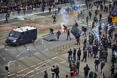 Politie jaagt in rap tempo op de relschoppers die heel Rotterdam verbouwden