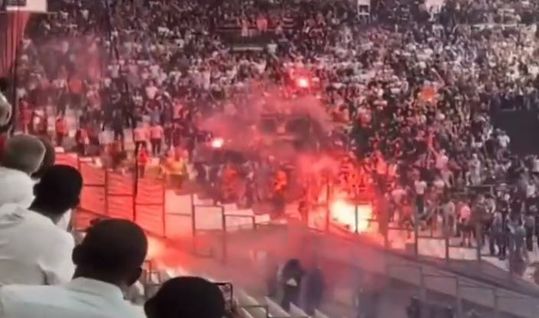 🎥 | Fans Marseille en Frankfurt bestoken elkaar met vuurwerk