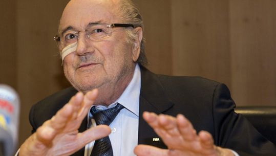 Blatter mag nog even genieten van huis, auto en salaris