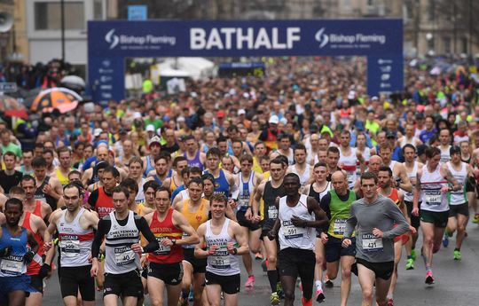 Bizar: halve marathon in Bath gaat gewoon door, bakken kritiek voor organisatie