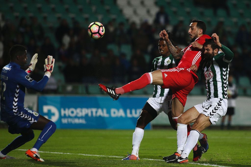 Koploper Benfica lijdt verrassende nederlaag bij Vitória Setúbal