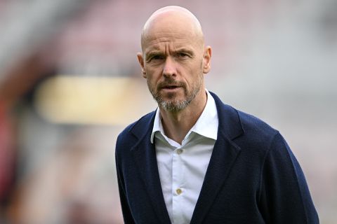 📸🫡  | Britse krant beeldt Erik ten Hag af als legerleider door loodzwaar trainingsprogramma Manchester United