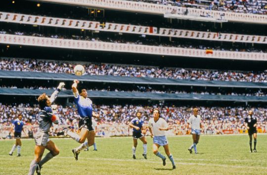 💸 Veiling: dit bedrag moet de beroemde bal van Maradona's 'Hand van God' opbrengen