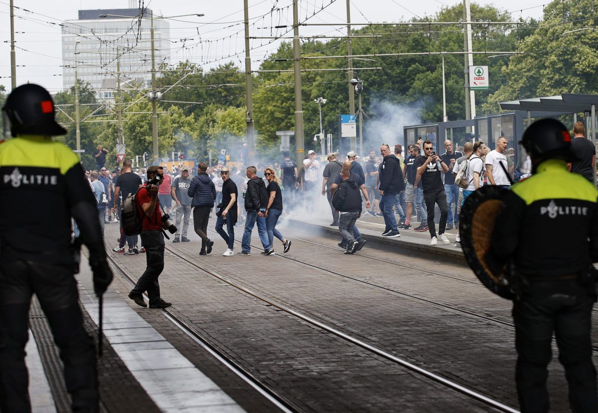 Rellende voetbalhooligans zetten Den Haag op stelten