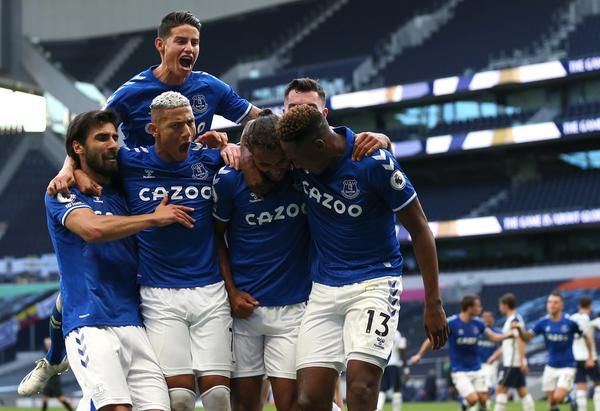 Everton begint seizoen met zege bij Spurs door fraaie kopgoal Calvert-Lewin