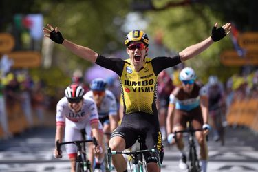 Tour: Van Aert sprint naar zege, klassement compleet op z'n kop door waaiers