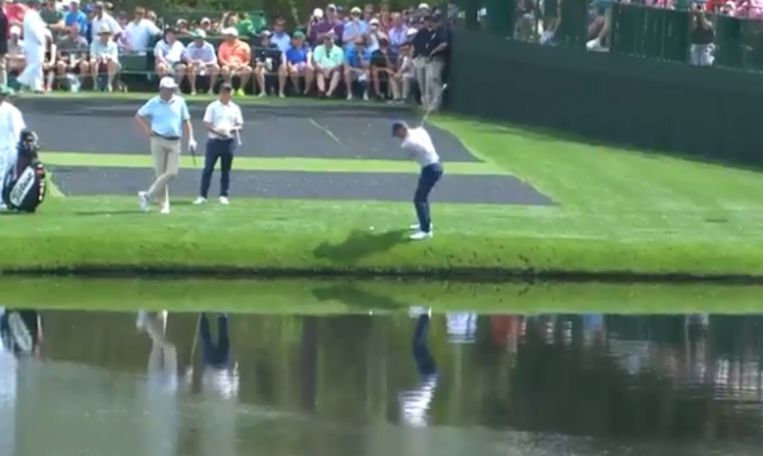 Golfer scheert golfbal over het water de green op (video)