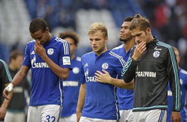 Schalke-spelers juichen in Bayern-shirts
