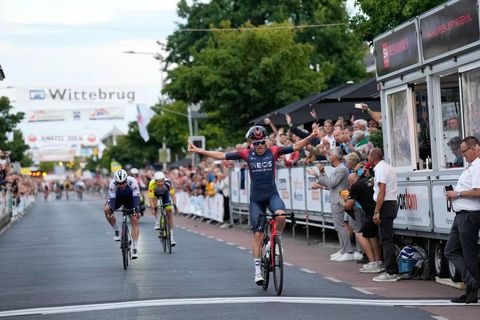 Dylan van Baarle laat grote namen achter zich in Profronde Westland