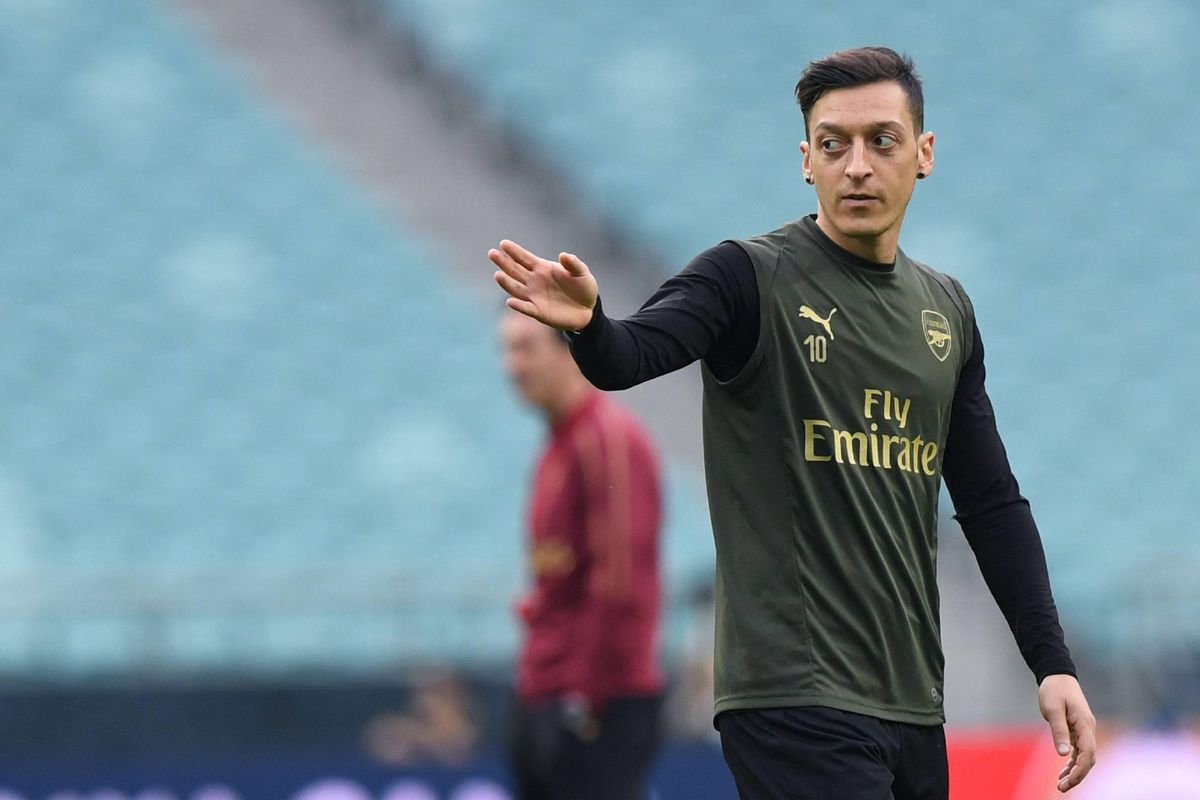 Mesut Özil en Sead Kolasinac missen seizoenstart door politieonderzoek