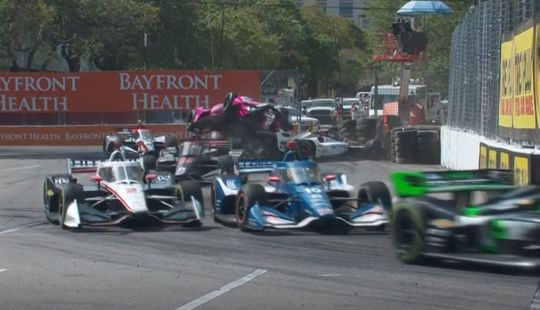🎥 | Totale chaos bij start Indycar-seizoen in de VS
